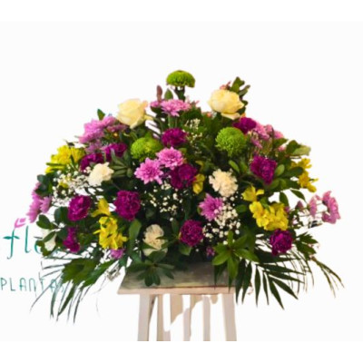 Arreglo funerario con flores variadas